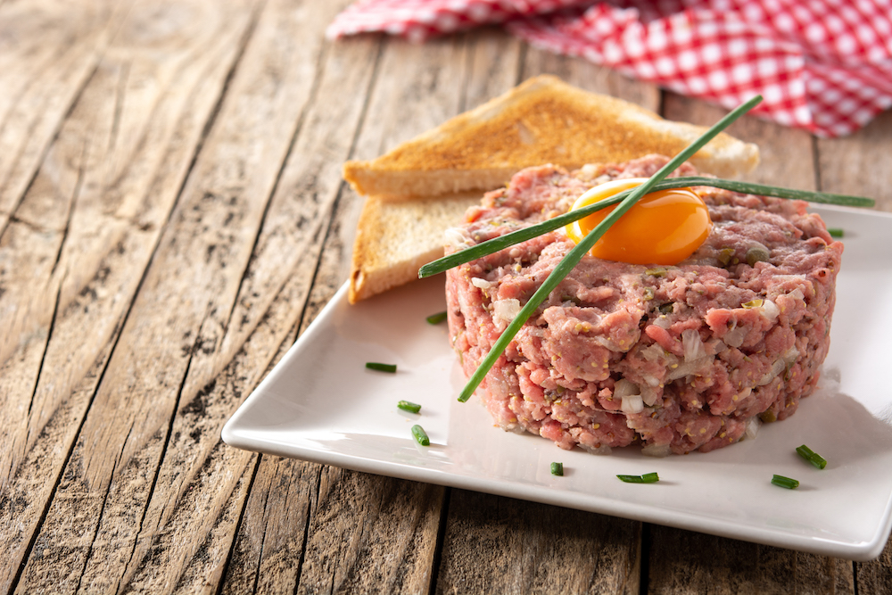 Quels sont les risques des aliments crus pour les enfants ?